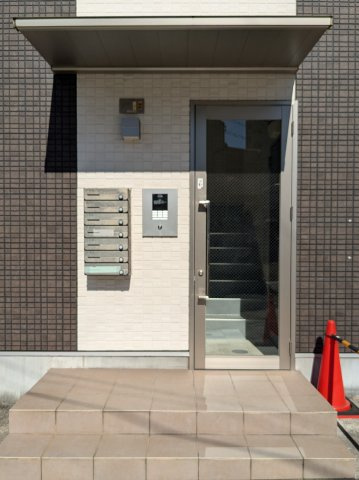 グランツ松葉町のエントランス