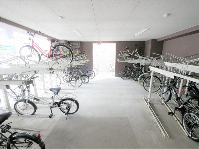アーデンタワー西本町の駐車場