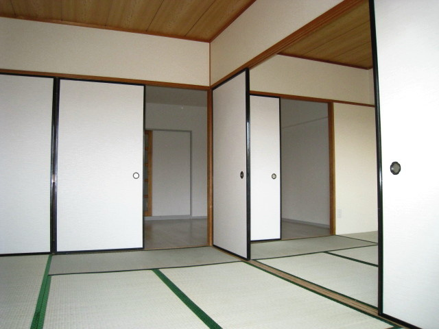 メゾン二村Ⅱの和室|※別部屋のお写真で、現況優先と致します。