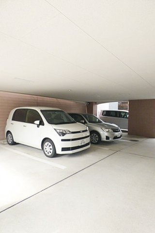 アクシス呼続の駐車場