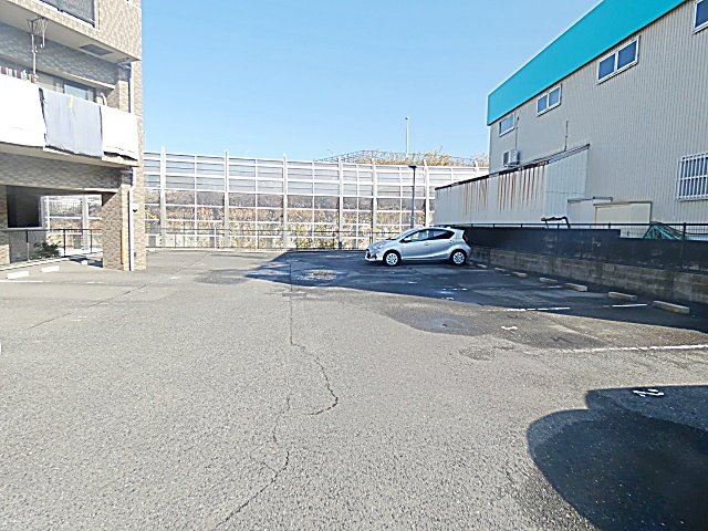 ファミーユ植田東の駐車場