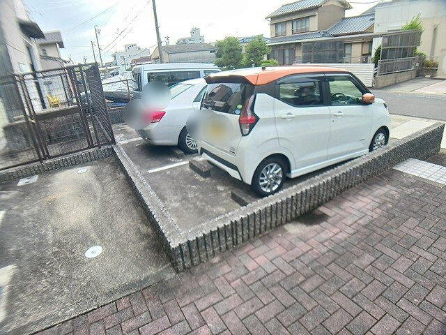 リヴェールマキの駐車場