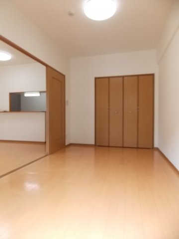 レージュ桔梗平の洋室