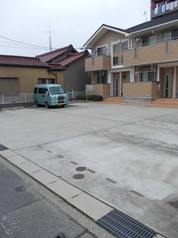 グラシアンの駐車場