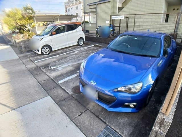 リヴェールマキの駐車場