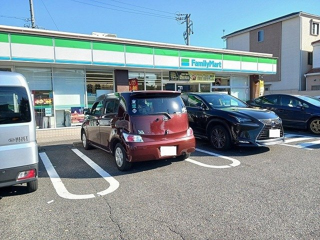 ヒル　ヴィレッジⅤの周辺|ファミリーマート港甚兵衛通店まで840m