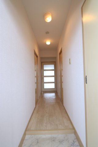 光ハイツの玄関