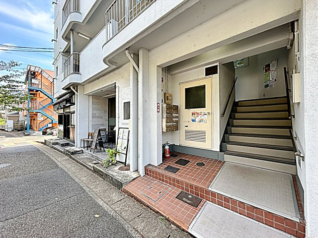 山の手荘のエントランス