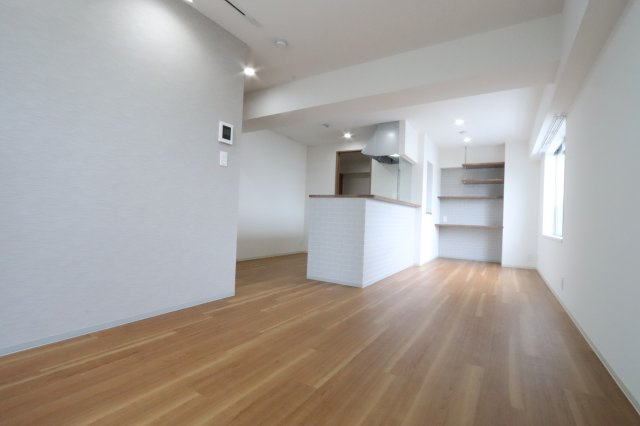 鳥山ハイツ　301の居間・リビング|リビングは2面に窓があり明るいお部屋です。