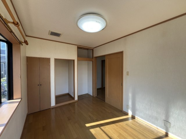 登米市南方町照井の洋室|【豊富な収納力】クローゼットや物入れ、上部棚を備えた明るい洋室