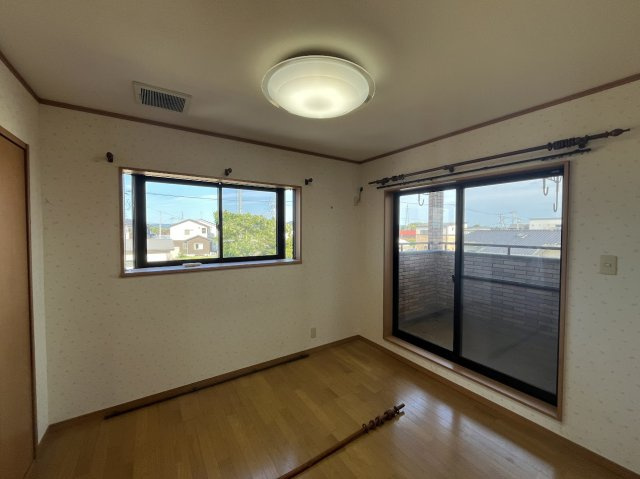 登米市南方町照井の洋室|家事ラクなバルコニー直結】たくさんのお洗濯物も一度に干せる明るい２面採光の洋室