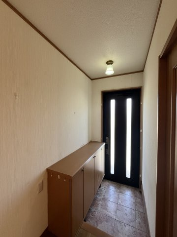 登米市南方町照井の玄関|【明るく開放的なお出迎え空間】スリットガラスから心地よい光が差し込むゆとりの玄関
