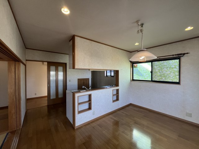 登米市南方町照井のキッチン|【対面キッチン】家族と会話しながら料理ができる、明るいリビングダイニング