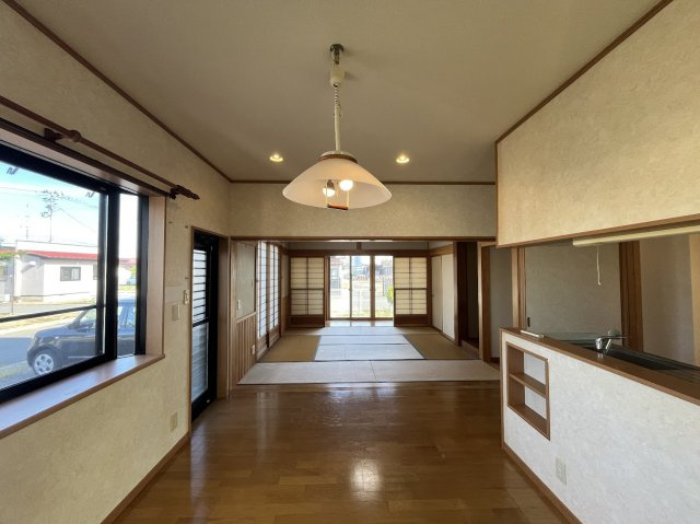 登米市南方町照井の居間・リビング|【陽当り良好】お庭まで視線が抜ける明るい出窓付の対面キッチン