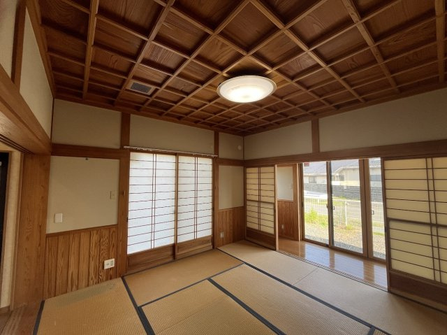 登米市南方町照井の和室|【こだわりの格天井】贅沢な広縁付き！上品な佇まいの８畳和室