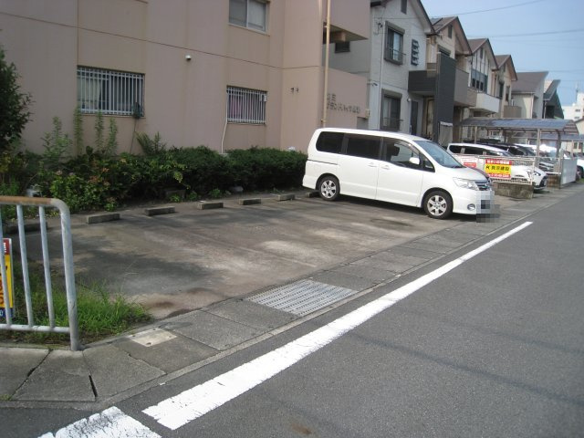 第３グランドハイツ服部の駐車場