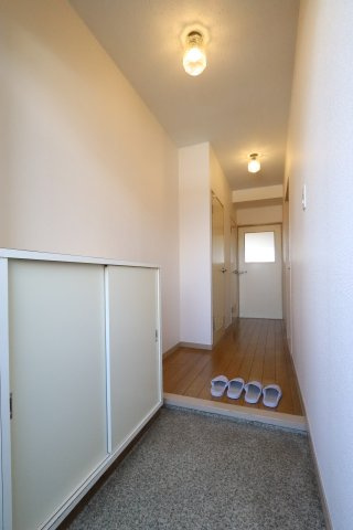 丸二サンハイツの玄関