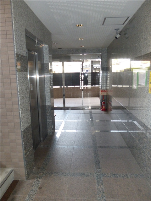 ヒルズ丸和のロビー|建物の内部です