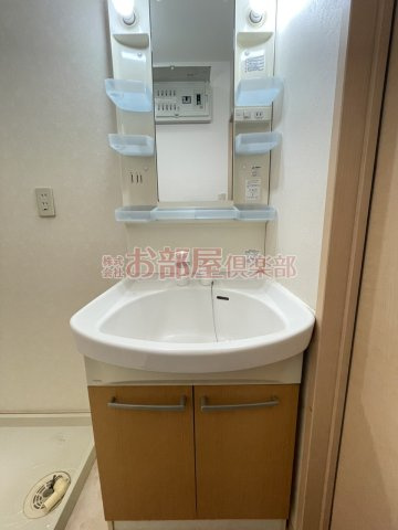ラヴィーンコートの洗面所|明るい洗面所です