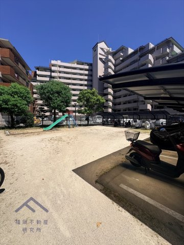 春日須玖パークホームズの駐車場