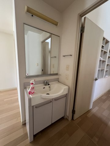 津山市南方中　中古住宅4LDK＋倉庫　の独立洗面台|２階　洗面化粧台