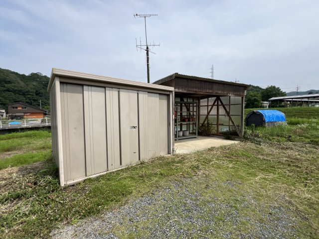 津山市南方中　中古住宅4LDK＋倉庫　のその他|庭　倉庫