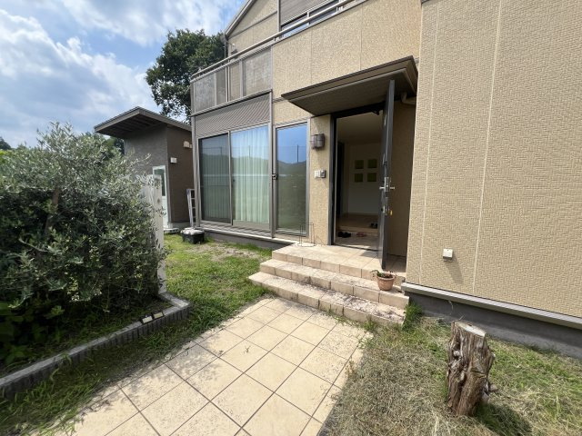 津山市南方中　中古住宅4LDK＋倉庫　の玄関|玄関アプローチ