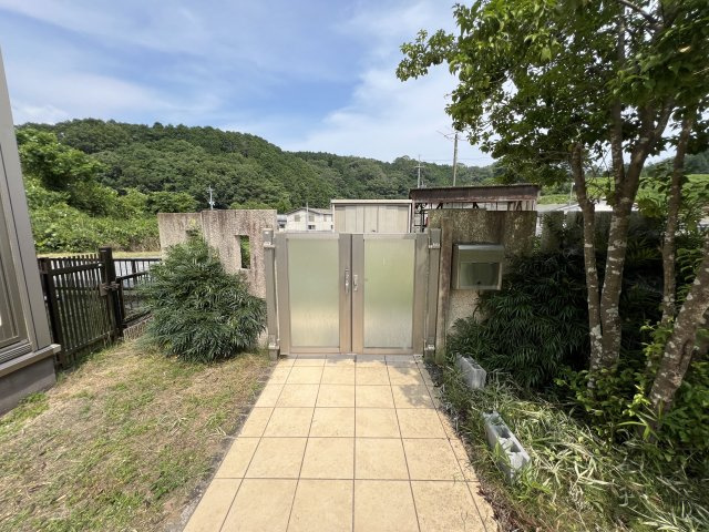 津山市南方中　中古住宅4LDK＋倉庫　の庭|玄関アプローチ　門扉