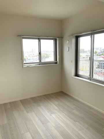 アンビシャス西川口の洋室|寝室。角部屋なので明る開放感が感じられます。