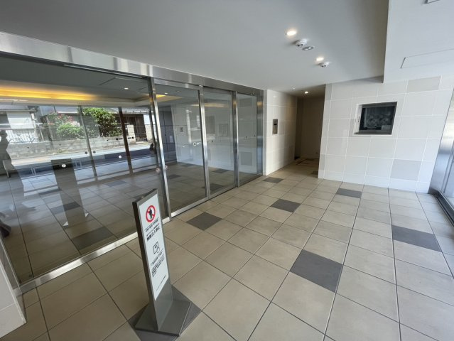 アンビシャス西川口のエントランス|オートロックと防犯カメラが設置されているので、防犯面も安心です。