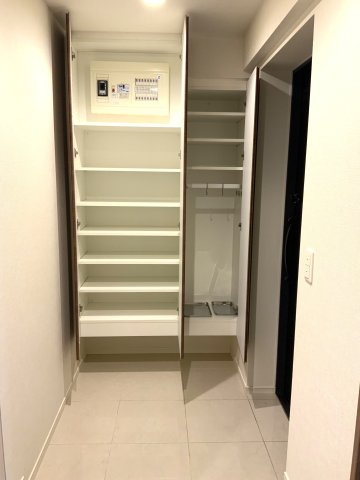 アンビシャス西川口の玄関|角部屋なので玄関収納が豊富です。
