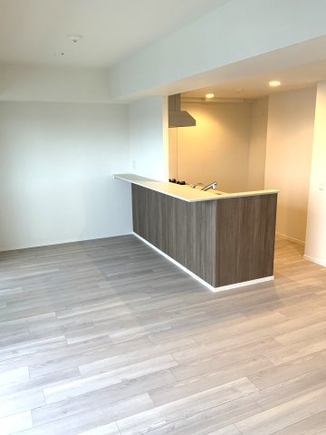 アンビシャス西川口の居間・リビング|オシャレなオープンカウンターキッチン。
