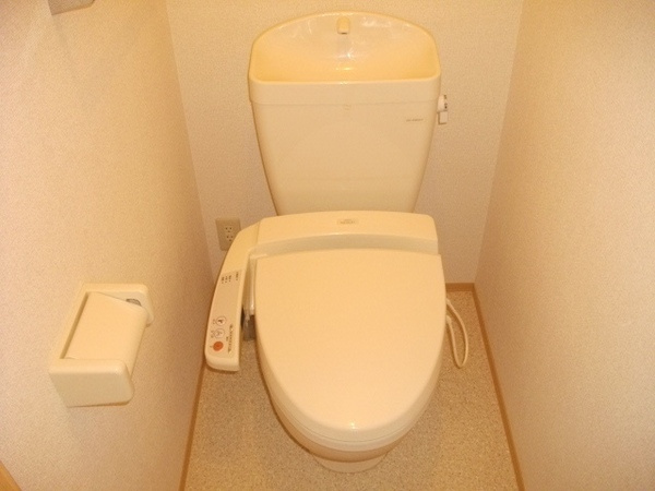 温水洗浄便座付きのトイレです♪