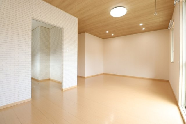 ROYAL GARDEN CASAHARAの居間・リビング|こちらの居間で趣味の時間をお楽しみください