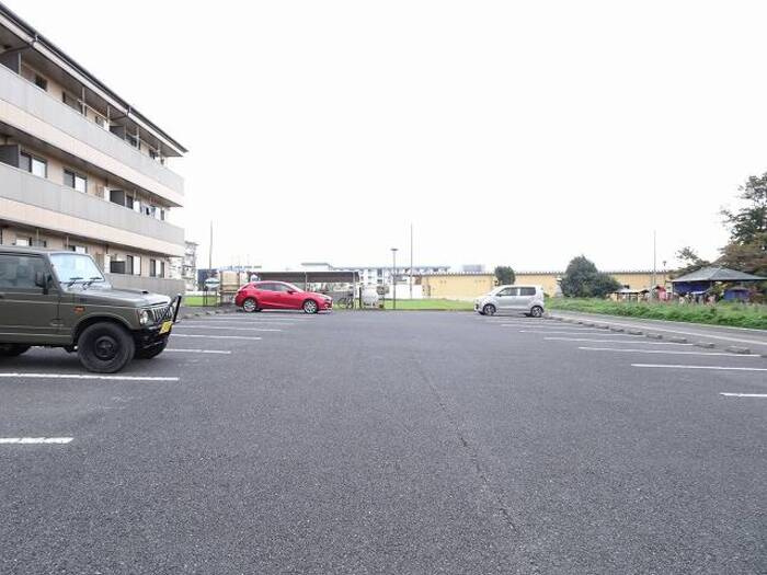 グレースフル東大島の駐車場|車をお持ちの方に嬉しい駐車場付きの物件です