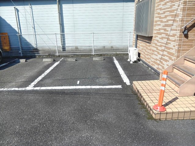 サンモールコスモスA棟の駐車場|駐車スペースもあります