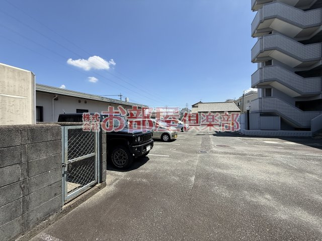 シャトレ東合川の駐車場|車をお持ちの方に嬉しい駐車場付きの物件です