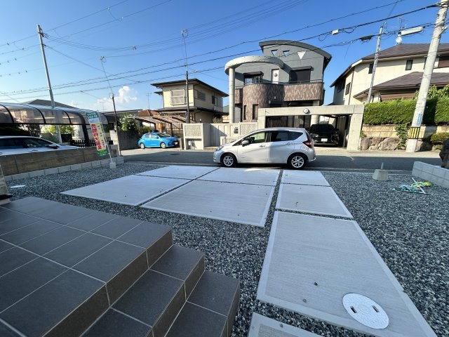 緑が丘町中１丁目1期1号棟の前面道路含む現地写真