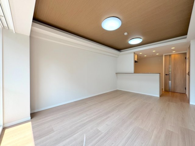 パークハイツ大宮宮原の居間・リビング|リビング
家族が集う明るいリビングダイニング。レイアウトのしやすい形状で、お好みの家具を配置して心地よい居場所を作り出せます。
