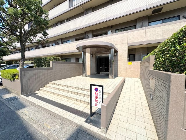 パークハイツ大宮宮原|エントランス入り口
重厚感と清潔感を備えたマンションのアプローチ。住まう方や訪れる方を優しく迎え入れる、手入れの行き届いた共有エリアです。