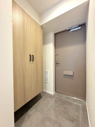 パークハイツ大宮宮原の玄関|玄関
明るく清潔感あふれる玄関エリア。シューズボックスを備えており、家族全員の靴をすっきりと収納して綺麗な玄関を保てます。