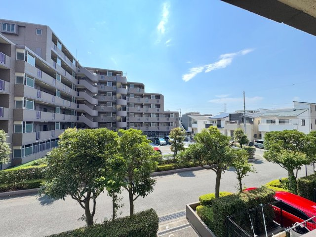 パークハイツ大宮宮原の展望|眺望
前面に遮るものがなく、見晴らしの良い開放的な眺望が広がります。爽やかな空と季節の移ろいを身近に感じられる魅力的な環境です。