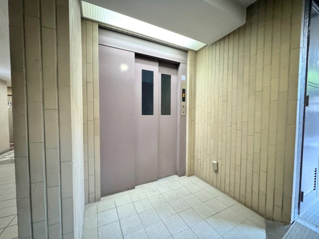 パークハイツ大宮宮原のその他共用部分|エレベーター
綺麗に清掃・管理された共用エレベーター。日々の昇降をスムーズにし、管理体制の良さを実感していただける快適な共用部です。