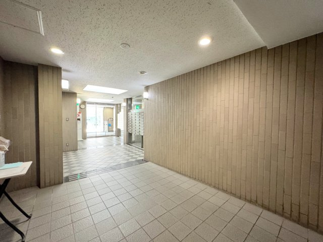 パークハイツ大宮宮原のエントランス|エントランスホール
明るく開放的なエントランスホール。防犯面にも配慮された安心の設計で、住まう方の快適な日々の出入りをサポートします。