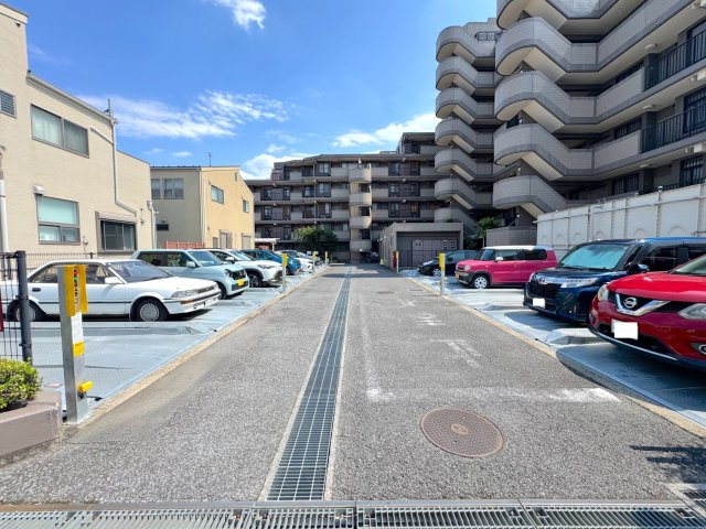 パークハイツ大宮宮原の駐車場|駐車場と駐輪場
敷地内に設置された駐車場・駐輪場スペース。お車や自転車の出し入れがスムーズに行え、毎日の移動を快適にサポートします。