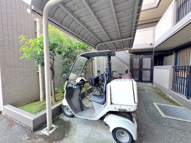 パークハイツ大宮宮原の駐輪場|駐輪場
整理整頓された綺麗な敷地内駐輪場。雨や汚れから愛車を守りやすく、日々の通勤・通学・買い物への移動もスムーズに行えます。