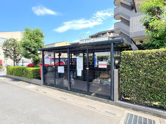 パークハイツ大宮宮原のその他共用部分|ゴミ置き場
綺麗に管理された敷地内ゴミ置き場。しっかりとお手入れが施されており、居住者の衛生的な生活環境をしっかりと支えています。