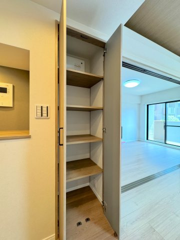 パークハイツ大宮宮原の収納|リビングの収納
リビング内に備え付けられた便利な収納スペース。散らかりがちなリビングの小物や書類等をすっきりまとめて収納できます。