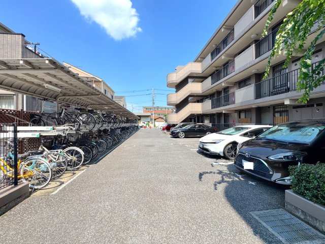パークハイツ大宮宮原の駐車場|駐車場と駐輪場
敷地内にある駐車場・駐輪場エリア。安全に配慮されたレイアウトで、マイカーや自転車での外出・移動もスムーズで快適です。
