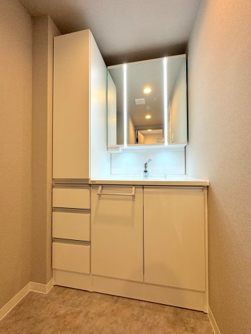 パークハイツ大宮宮原の独立洗面台|洗面台新規交換
新規交換された清潔感ある洗面化粧台。身支度がスムーズに行える使い勝手の良いデザインで、収納スペースも豊富に備えています。